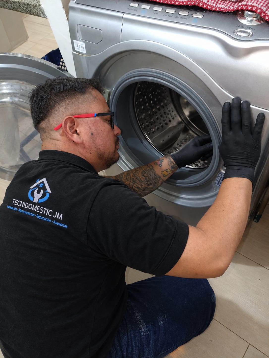Técnico reparando lavadora de carga frontal a domicilio en Bogotá