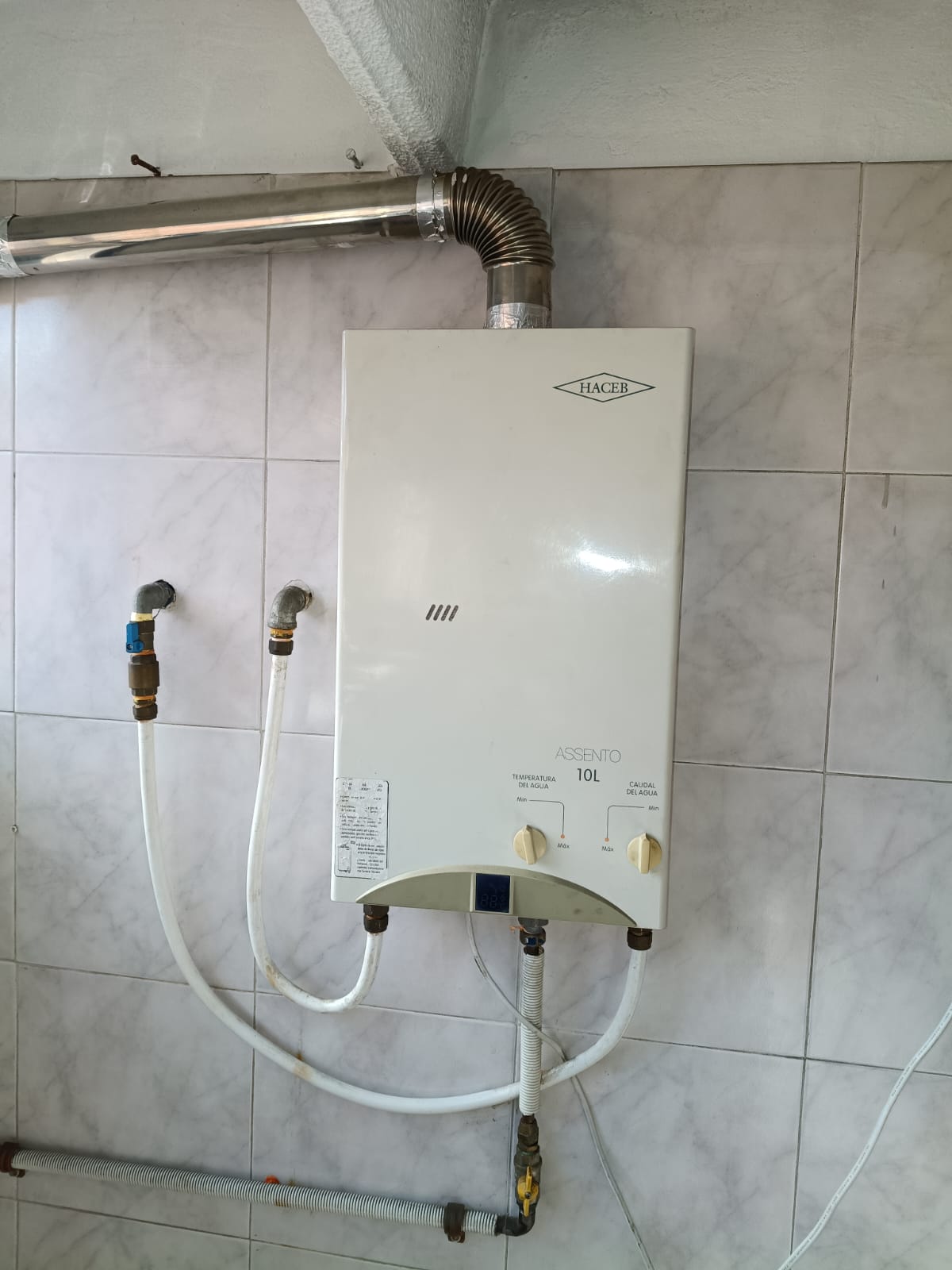 Conexión de tuberías durante instalación de calentador en vivienda de la Sabana de Occidente