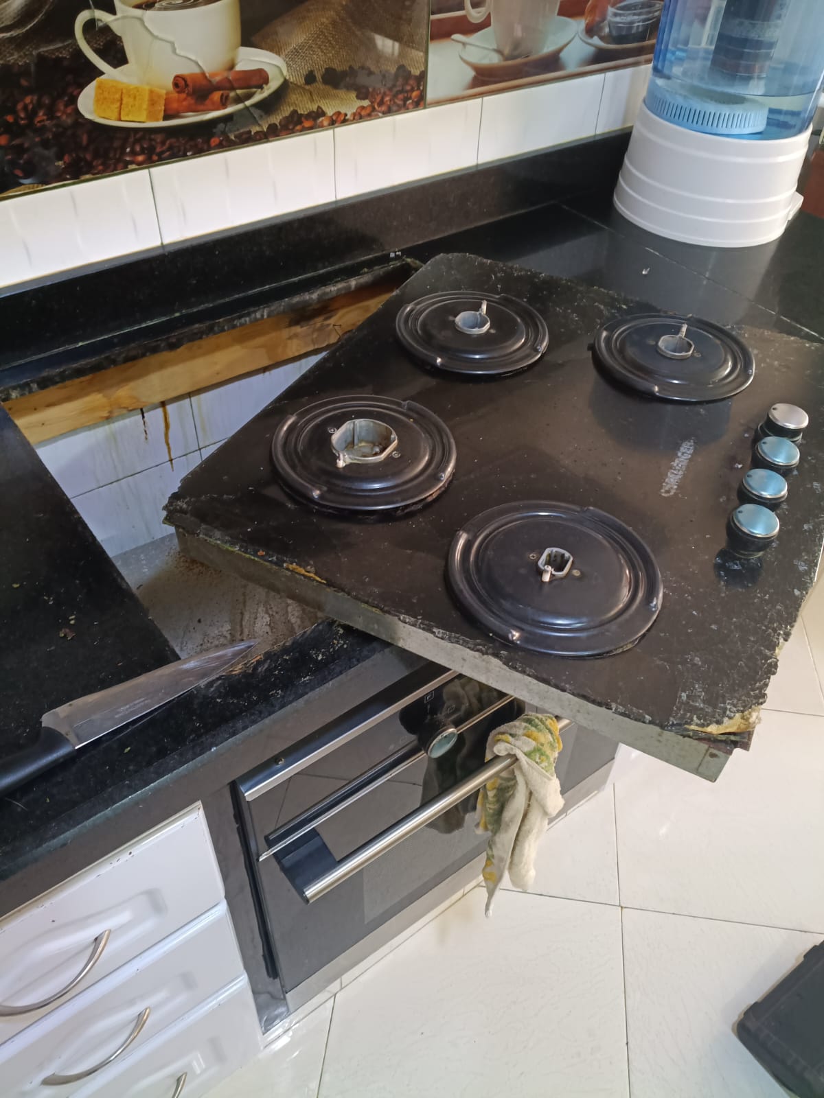 Técnico nivelando y conectando estufa de empotrar en vivienda de la Sabana de Occidente